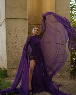 Hande Erçel feet photo thumbnail
