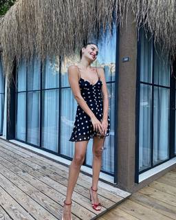 Hande Erçel feet photo thumbnail