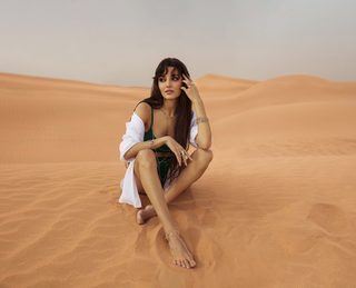 Hande Erçel feet photo thumbnail