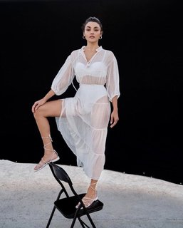 Hande Erçel feet photo thumbnail