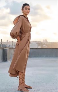 Hande Erçel feet photo thumbnail
