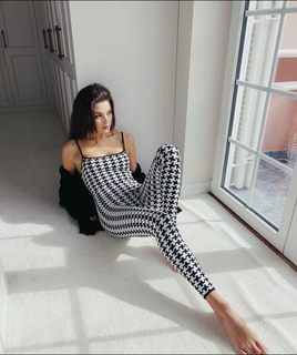 Hande Erçel feet photo thumbnail