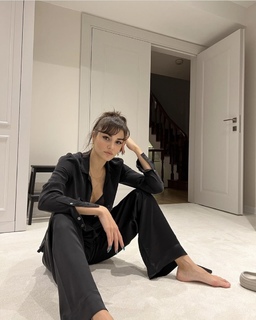 Hande Erçel feet photo thumbnail
