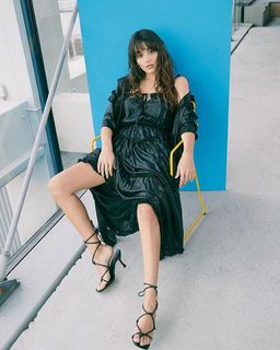 Hande Erçel feet photo thumbnail