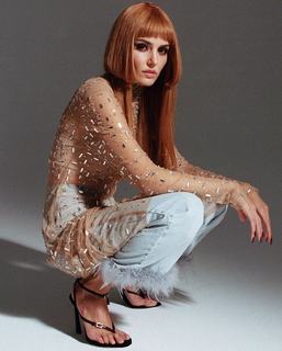 Hande Erçel feet photo thumbnail