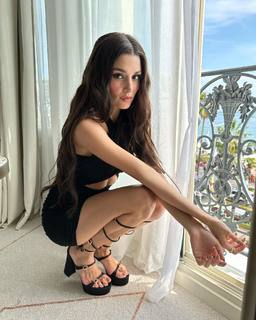 Hande Erçel feet photo thumbnail