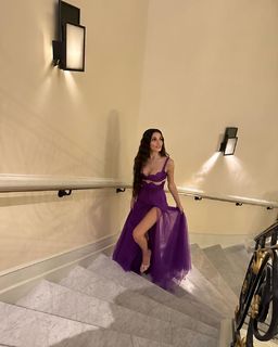 Hande Erçel feet photo thumbnail