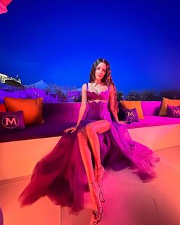 Hande Erçel feet photo thumbnail