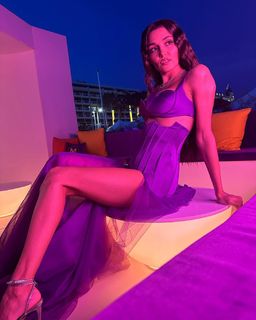 Hande Erçel feet photo thumbnail