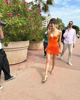 Hande Erçel feet photo thumbnail
