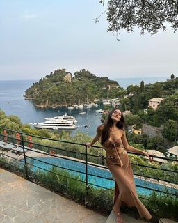 Hande Erçel feet photo thumbnail