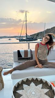 Hande Erçel feet photo thumbnail