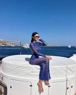 Hande Erçel feet photo thumbnail