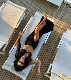 Hande Erçel feet photo thumbnail