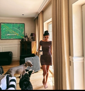 Hande Erçel feet photo thumbnail