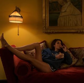 Hande Erçel feet photo thumbnail