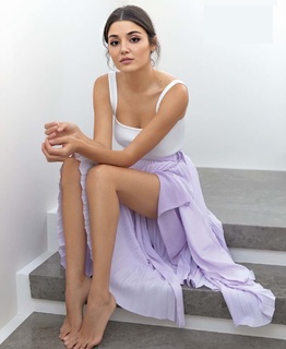 Hande Erçel feet photo thumbnail
