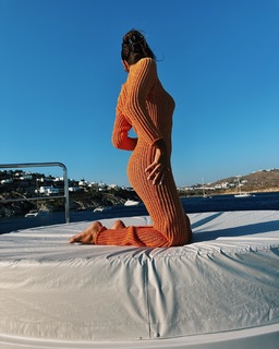 Hande Erçel feet photo thumbnail