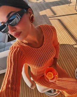 Hande Erçel feet photo thumbnail