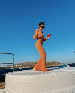 Hande Erçel feet photo thumbnail