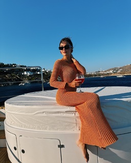 Hande Erçel feet photo thumbnail
