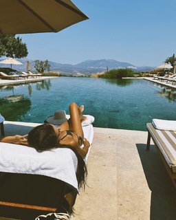 Hande Erçel feet photo thumbnail