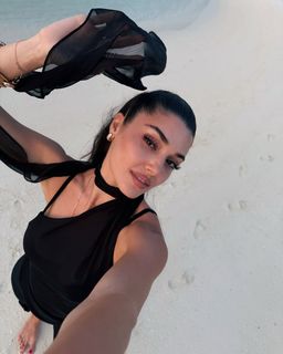 Hande Erçel feet photo thumbnail