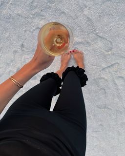 Hande Erçel feet photo thumbnail