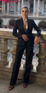 Hande Erçel feet photo thumbnail