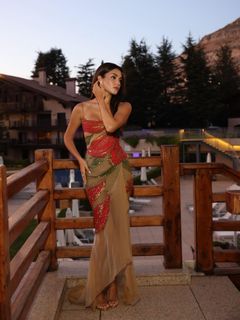 Hande Erçel feet photo thumbnail