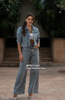 Hande Erçel feet photo thumbnail