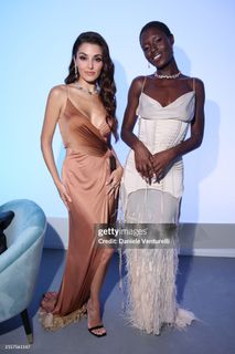 Hande Erçel feet photo thumbnail