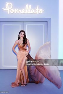 Hande Erçel feet photo thumbnail