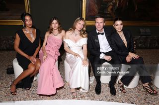 Hande Erçel feet photo thumbnail