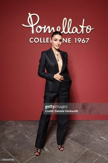 Hande Erçel feet photo thumbnail