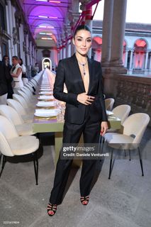 Hande Erçel feet photo thumbnail