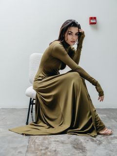 Hande Erçel feet photo 5