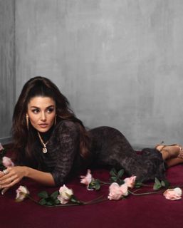 Hande Erçel feet photo 4