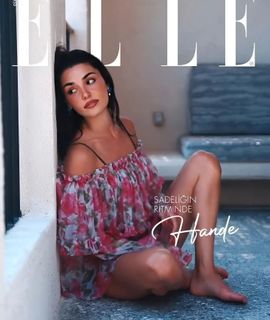 Hande Erçel feet photo 5