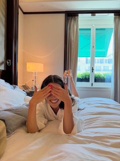 Hande Erçel feet photo 2