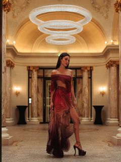 Hande Erçel feet photo 10