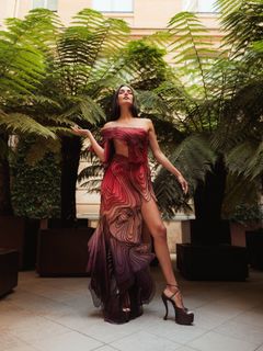 Hande Erçel feet photo 9