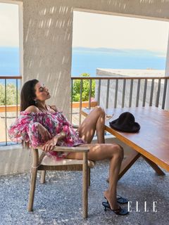 Hande Erçel feet photo 8