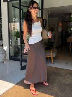 Hande Erçel feet photo 8