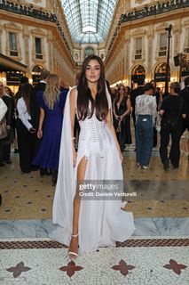 Hande Erçel feet photo 3
