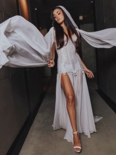 Hande Erçel feet photo 20