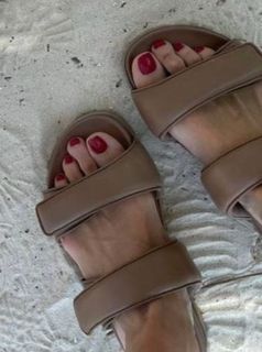 Hande Erçel feet photo 15