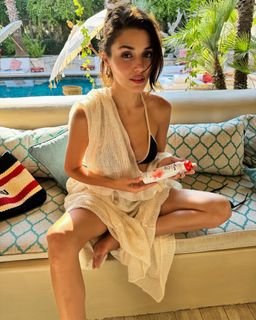 Hande Erçel feet photo 13