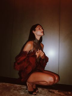 Hande Erçel feet photo 11