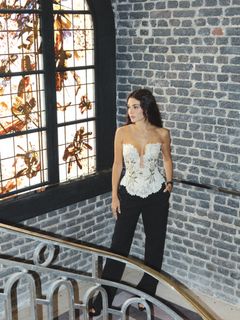 Hande Erçel feet photo 8